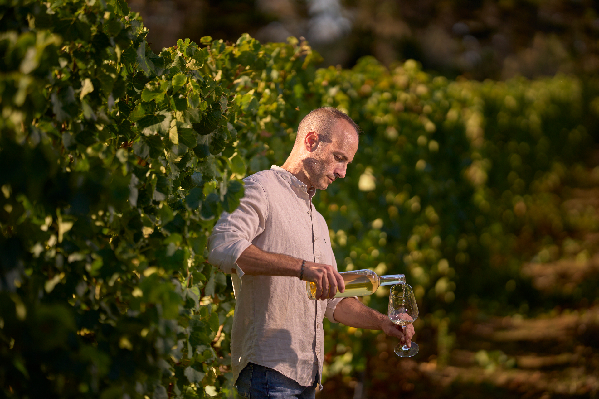 Cristian versa il vino