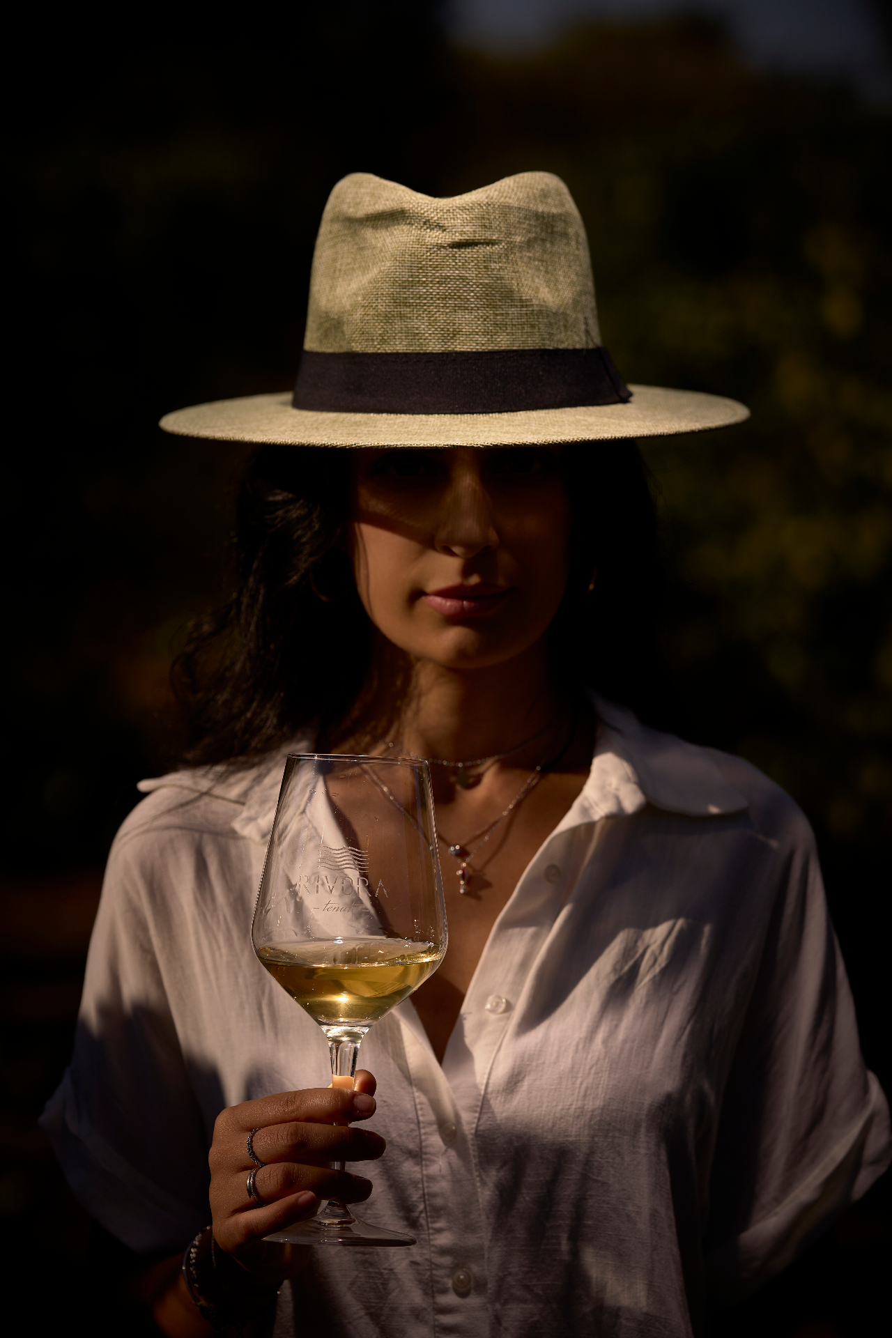 Donna con calice di vino